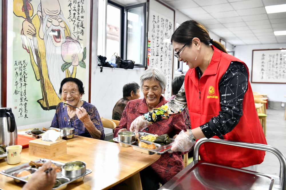 　　在山東省乳山市城區街道騰甲莊村幸福食堂，志愿者為老人們配送午餐（2023年6月24日攝）。